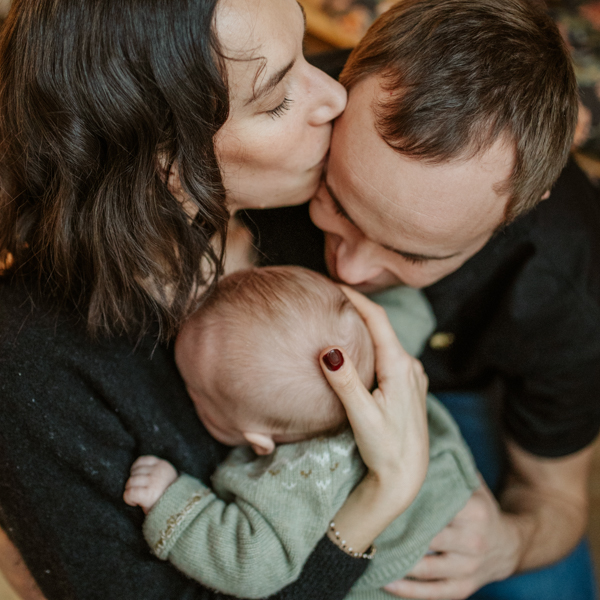 Couple enlaçant leur nouveau-né